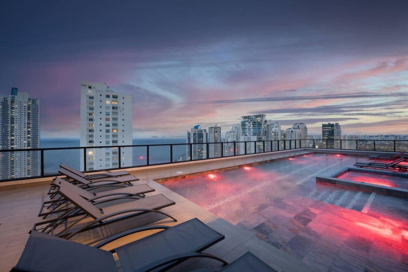Deluxe Condo Suite 1BR with Ocean and Park View Holiday home